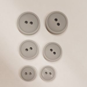 Plasttölur ljósgráar m/brún - 12mm