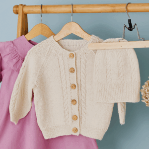 Cardigan og hue med snoninger (nr 892801)