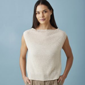 Top med hulmønster i halskant (nr 890130)